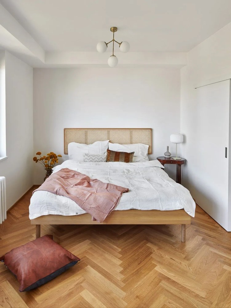 Stolová lampa v mosadznej a bielej farbe Markslöjd Sober