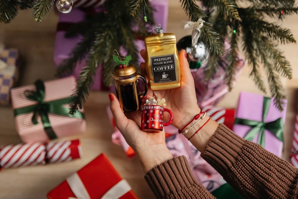 Sklenená ručne vyrobená vianočná ozdoba ø 5,5 cm Christmas Cafetiere – Sass & Belle