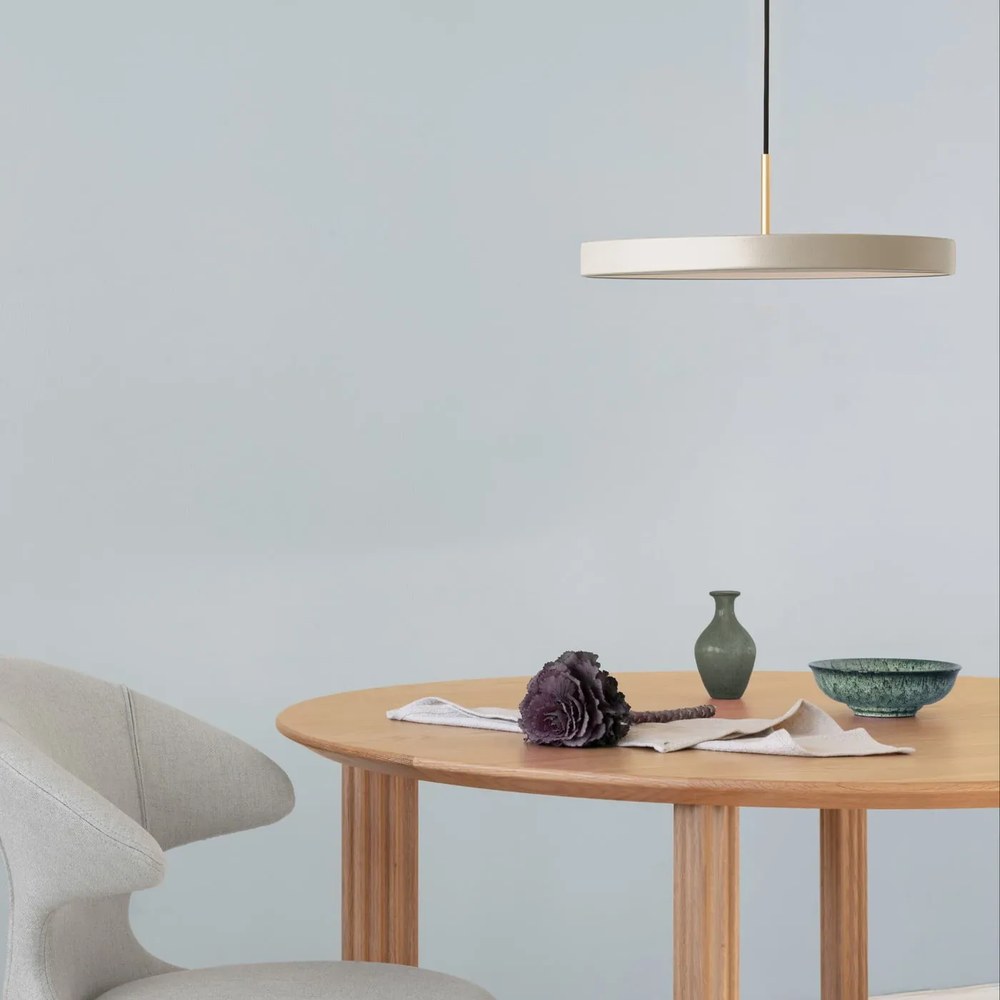 Krémovobiele LED závesné svietidlo so stmievačom s kovovým tienidlom ø 43 cm Asteria Plus Medium – UMAGE