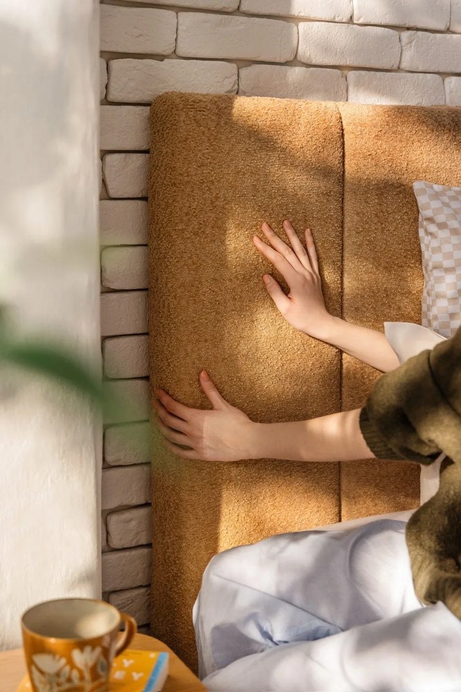 Čalúnená dvojlôžková posteľ s úložným priestorom s roštom 160x200 cm v horčicovej farbe Thessa Bold Line – Bonami Selection