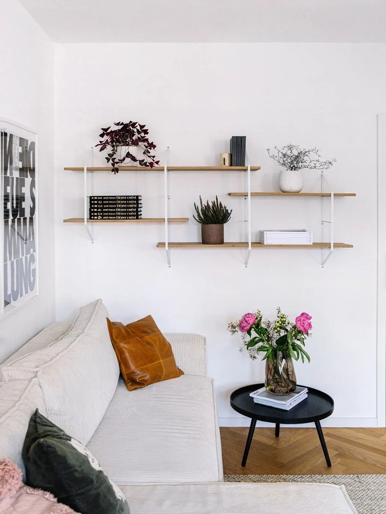 Bielo-béžová menčestrová rozkladacia rohová variabilná pohovka Nihad – Bobochic Paris