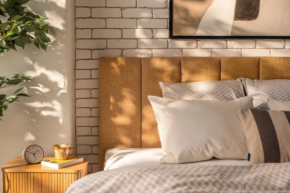 Čalúnená dvojlôžková posteľ s úložným priestorom s roštom 160x200 cm v horčicovej farbe Thessa Bold Line – Bonami Selection