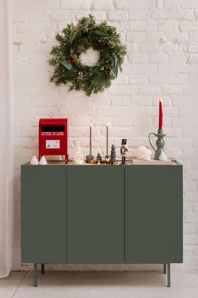 Drevený svietnik s vianočným motívom Vadim – Bloomingville