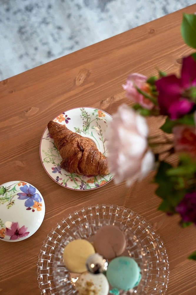 Biely konferenčný stolík z borovicového dreva s prírodnou doskou Støraa Inda