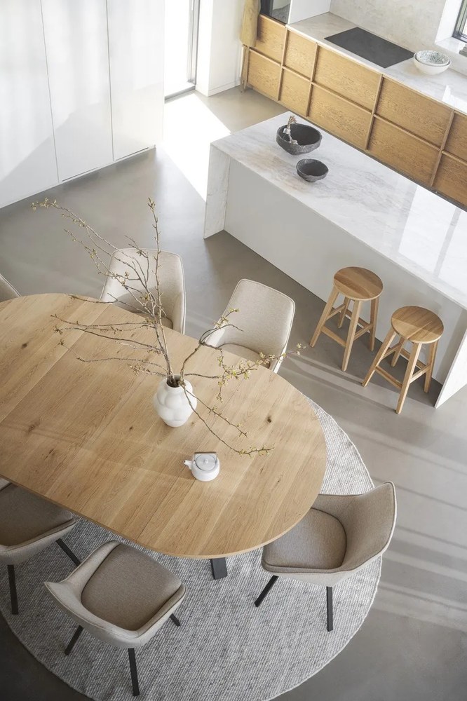 Okrúhly rozkladací jedálenský stôl v dekore duba v prírodnej farbe ø 135 cm Maddock – Rowico