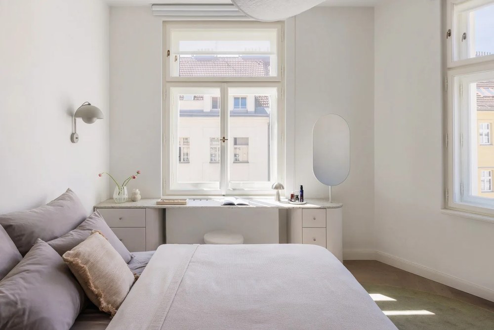 Tmavosivá LED stmievateľná stolová lampa (výška 20 cm) Mush – Hübsch