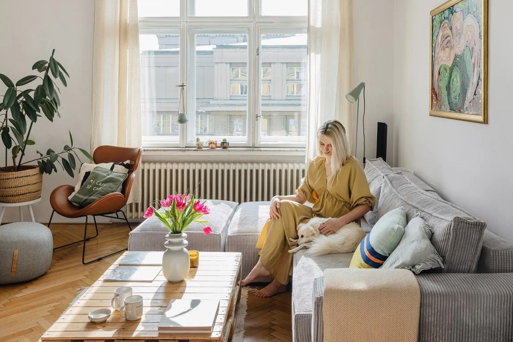 Hnedé kreslo z imitácie kože s čiernymi nohami Actona Cazar