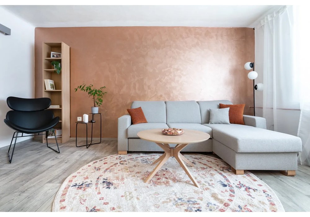 Čierne kreslo z imitácie kože s čiernymi nohami Actona Cazar