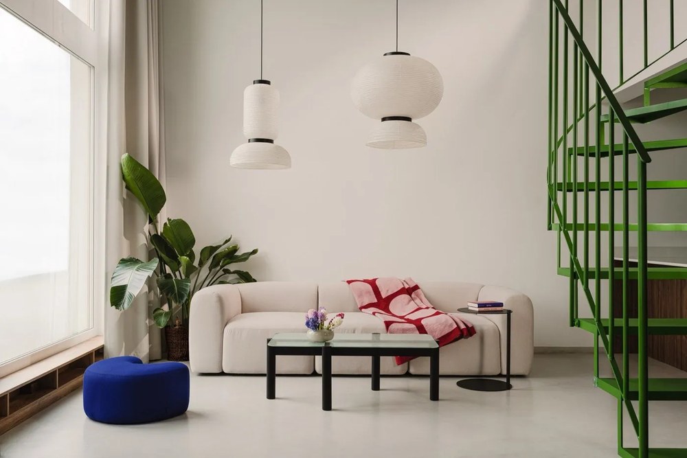 Modrý vlnený taburet Ü – noo.ma