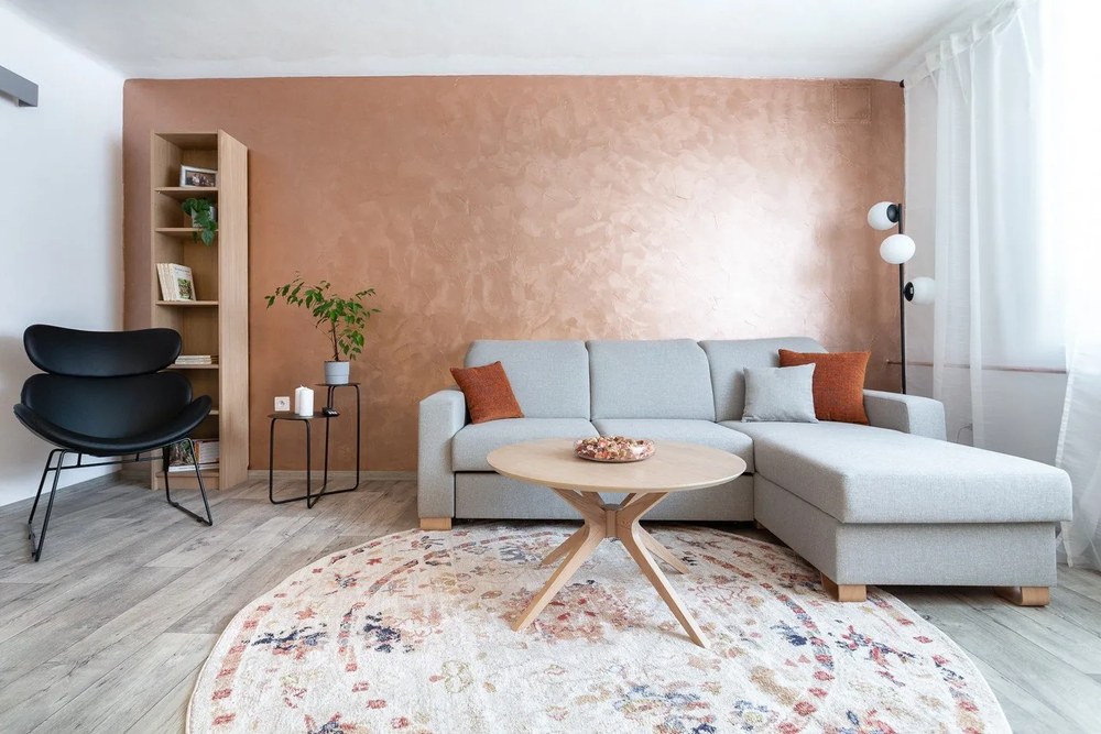 Čierne kreslo z imitácie kože s čiernymi nohami Actona Cazar