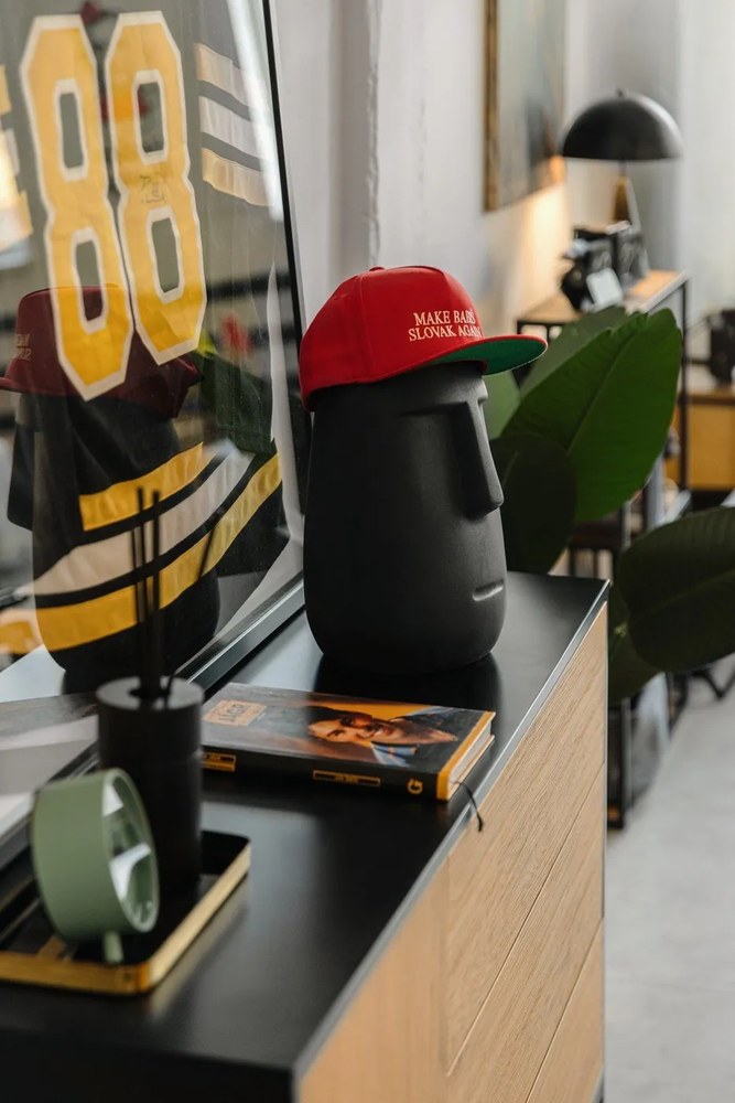 Nízka komoda v dekore duba v čierno-prírodnej farbe 120x82 cm Seaford – Actona