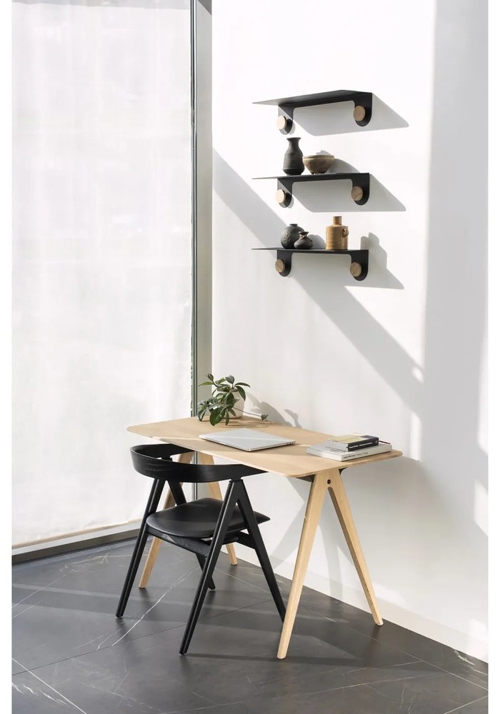 Nástenná čierna polica z ocele s detailom z dubového dreva s 2 háčikmi Gazzda Hook, dĺžka 50 cm