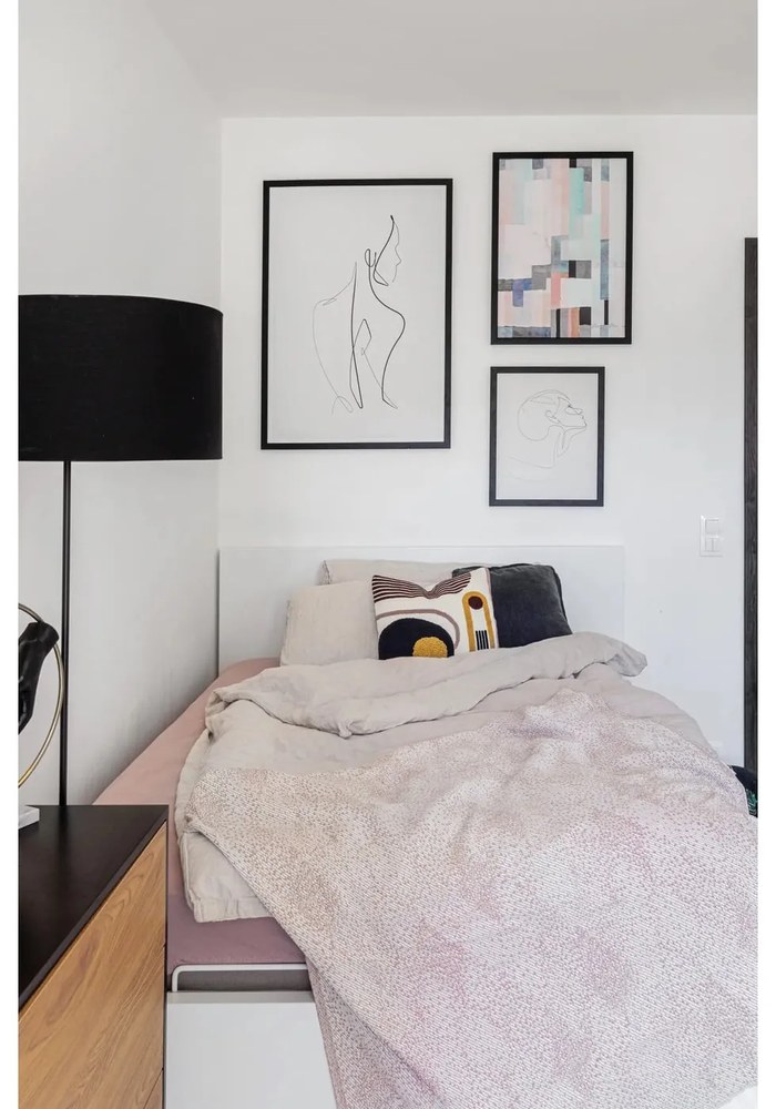 Nízka komoda v dekore duba v čierno-prírodnej farbe 120x82 cm Seaford – Actona