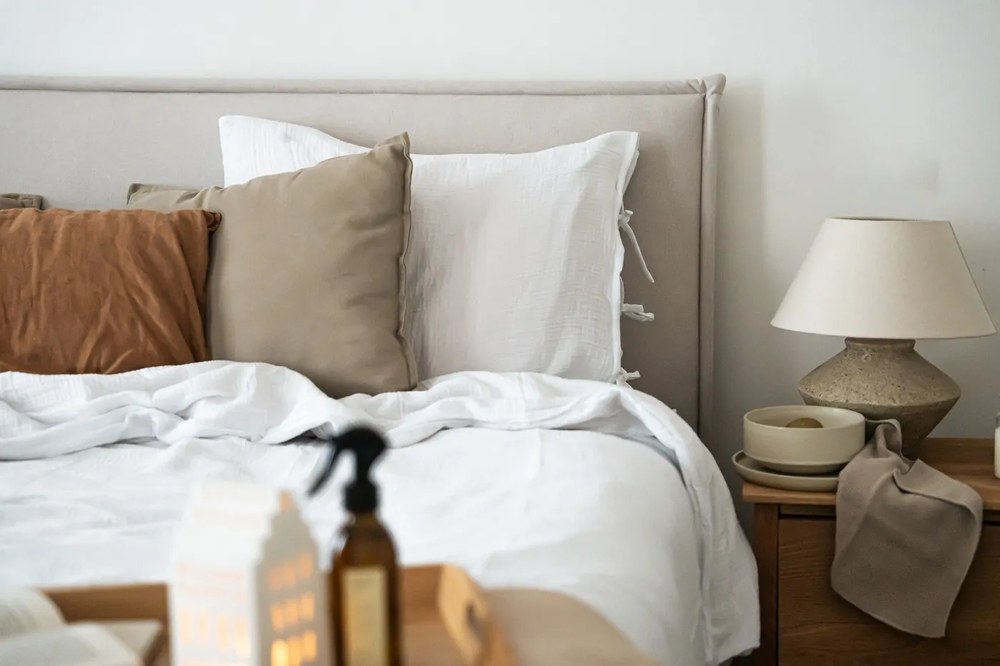 Béžová dvojlôžková posteľ Bobochic Paris Sary Light, 180 x 200 cm