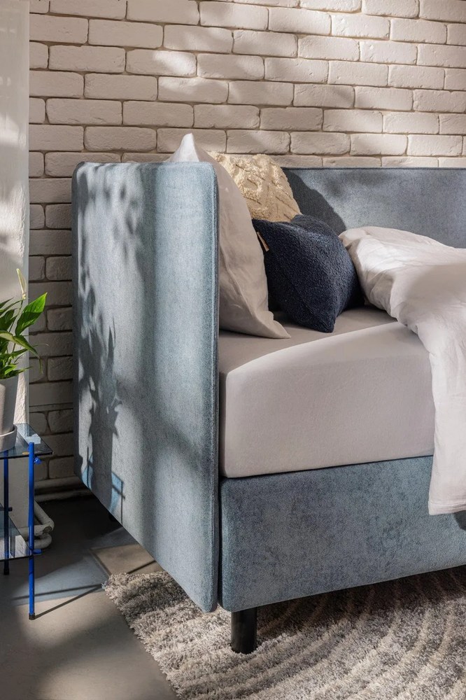 Modrá čalúnená jednolôžková posteľ s úložným priestorom s matracom 120x200 cm Avela – Bonami Selection
