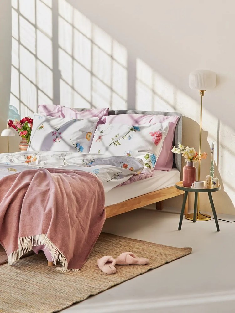 Biela stojacia lampa s konštrukciou v zlatej farbe Markslöjd Sober
