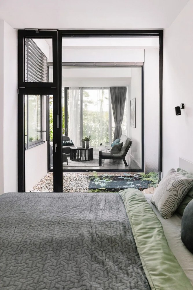 Čierny konferenčný stolík z dubového dreva Woodman Drum, ø 83 cm