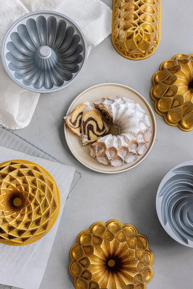 Forma na pečenie z liateho hliníka v zlatej farbe Bonami Selection Rosa