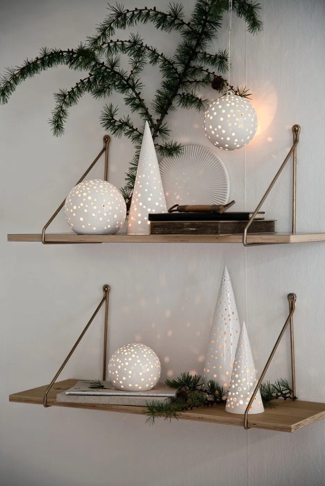 Biely vianočný svietnik z kostného porcelánu Kähler Design Nobili, výška 25,5 cm