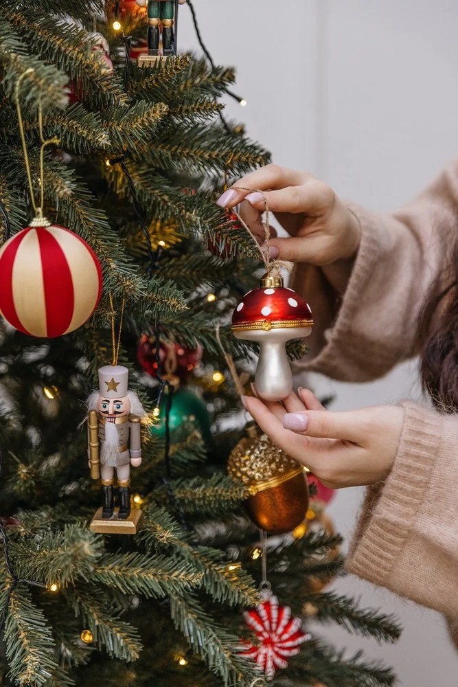 Sklenená vianočná ozdoba 9 cm Candy – Bloomingville