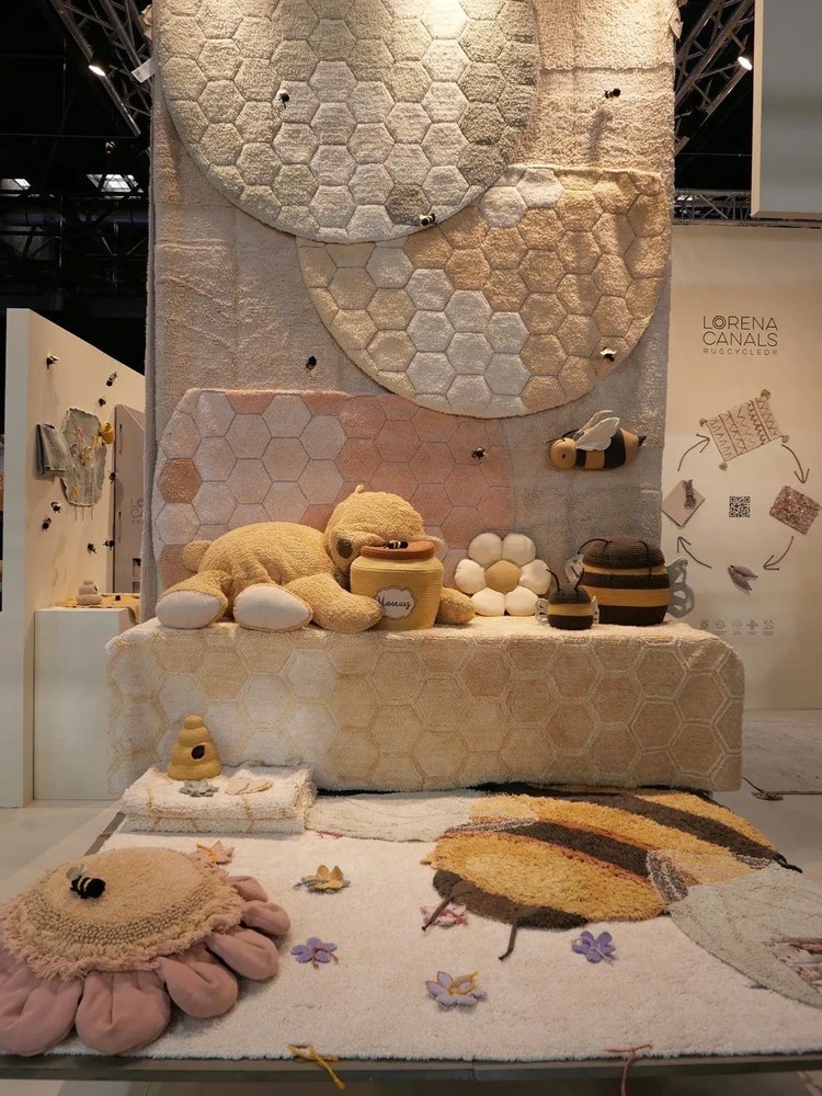 Detský vankúšik Buzzy Bee – Lorena Canals