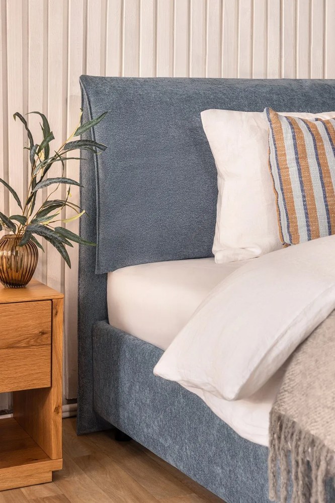 Modrá čalúnená dvojlôžková posteľ s úložným priestorom s roštom 180x200 cm Myra Pillow – Bonami Selection