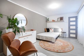 Hnedé kreslo z imitácie kože s čiernymi nohami Actona Cazar