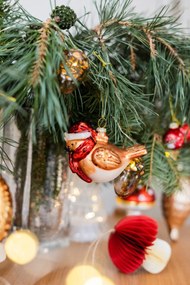 Sklenená ručne vyrobená vianočná ozdoba 5 cm Robin – Sass &amp; Belle