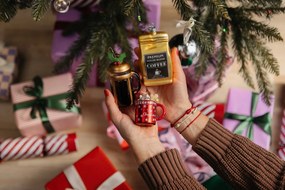 Sklenená ručne vyrobená vianočná ozdoba ø 5,5 cm Christmas Cafetiere – Sass &amp; Belle