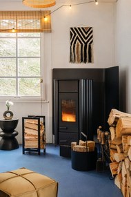 Čierny kovový košík na palivové drevo Blomus Fireplace