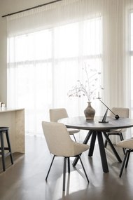 Tmavohnedý okrúhly rozkladací jedálenský stôl v dekore duba ø 135 cm Maddock – Rowico