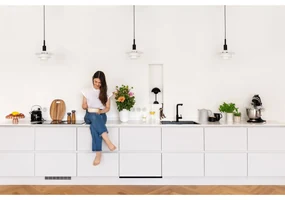 Mlynček z dubového dreva na korenie s antracitovým detailom z porcelánu Kähler Design Hammershoi, výška 13 cm