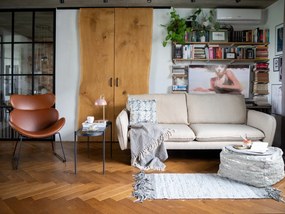 Hnedé kreslo z imitácie kože s čiernymi nohami Actona Cazar