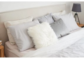 Biely vankúš Tiseco Home Studio Sheepskin, 45 × 45 cm