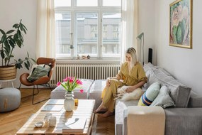 Hnedé kreslo z imitácie kože s čiernymi nohami Actona Cazar