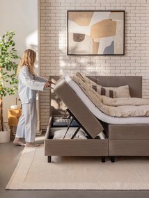 Nočný stolík v dekore duba v prírodnej farbe Langley – Actona