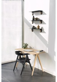 Nástenná čierna polica z ocele s detailom z dubového dreva s 2 háčikmi Gazzda Hook, dĺžka 50 cm