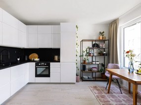 Čierna/ružová jedálenská stolička Eris – Actona