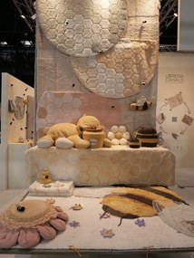 Detský vankúšik Buzzy Bee – Lorena Canals