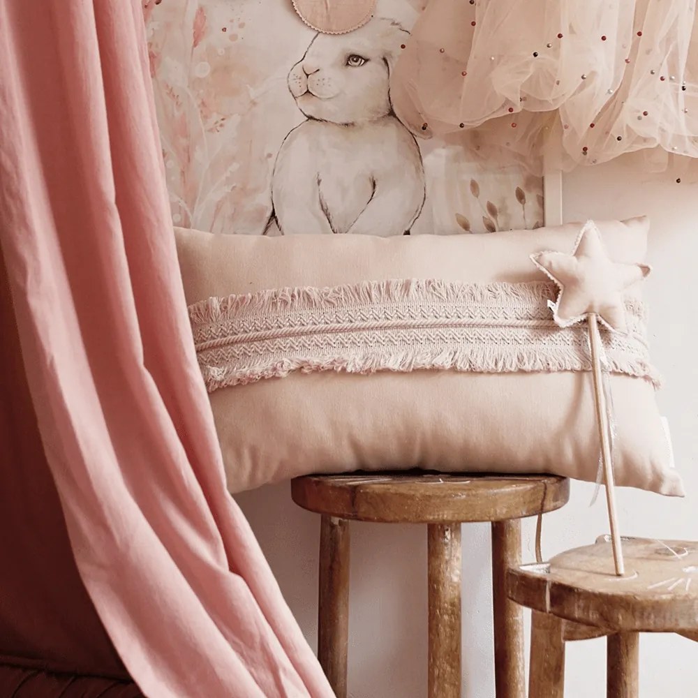 Boho obdĺžnikový vankúš s čipkou púdrovo ružová 35×60cm