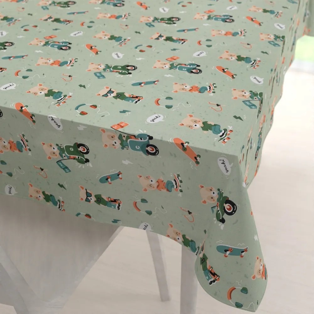 Biante Detský bavlnený obdĺžnikový obrus Sandra SA-468 Medvedíkovia na motorkách na zelenom 50x100 cm