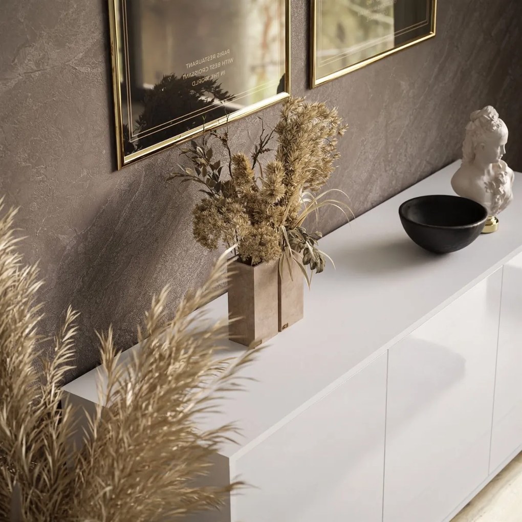 KOMODA ALWIN BIELA VYSOKÝ LESK 153cm STRIEBORNÉ NOŽIČKY