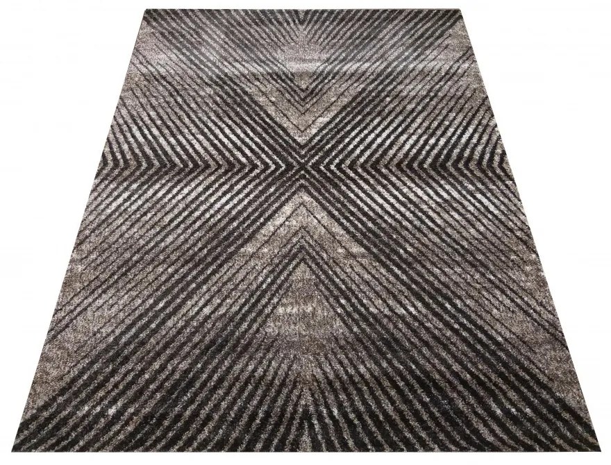 Moderný koberec so zaujímavým geometrickým vzorom opakujúcich sa diagonálnych čiar