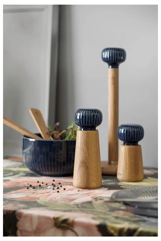 Mlynček z dubového dreva na korenie s tmavomodrým detailom z porcelánu Kähler Design Hammershoi, výška 13 cm