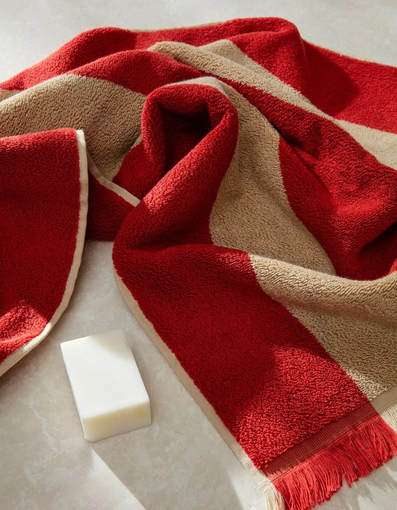Ferm Living Bavlnená osuška Alee Light Camel/Red 70 x 140 cm