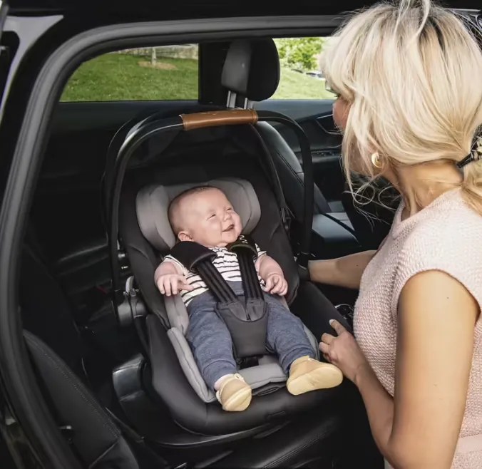 Set autosedačky Nuna ARRA NEXT + otočná základna BASE NEXT caviar