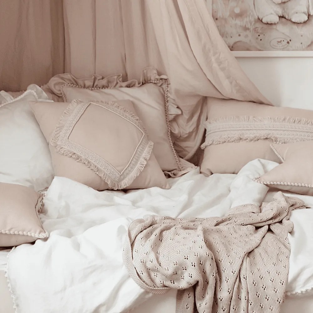 Boho obdĺžnikový vankúš s čipkou púdrovo ružová 35×60cm