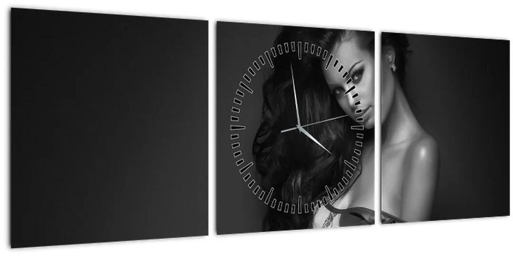 Obraz - Čiernobiely portrét zvodnej ženy (s hodinami) (90x30 cm)