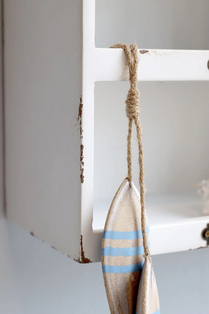 Biela antik nástenná polička Chic Antique so 6 priehradkami – 50*14,5*37 cm