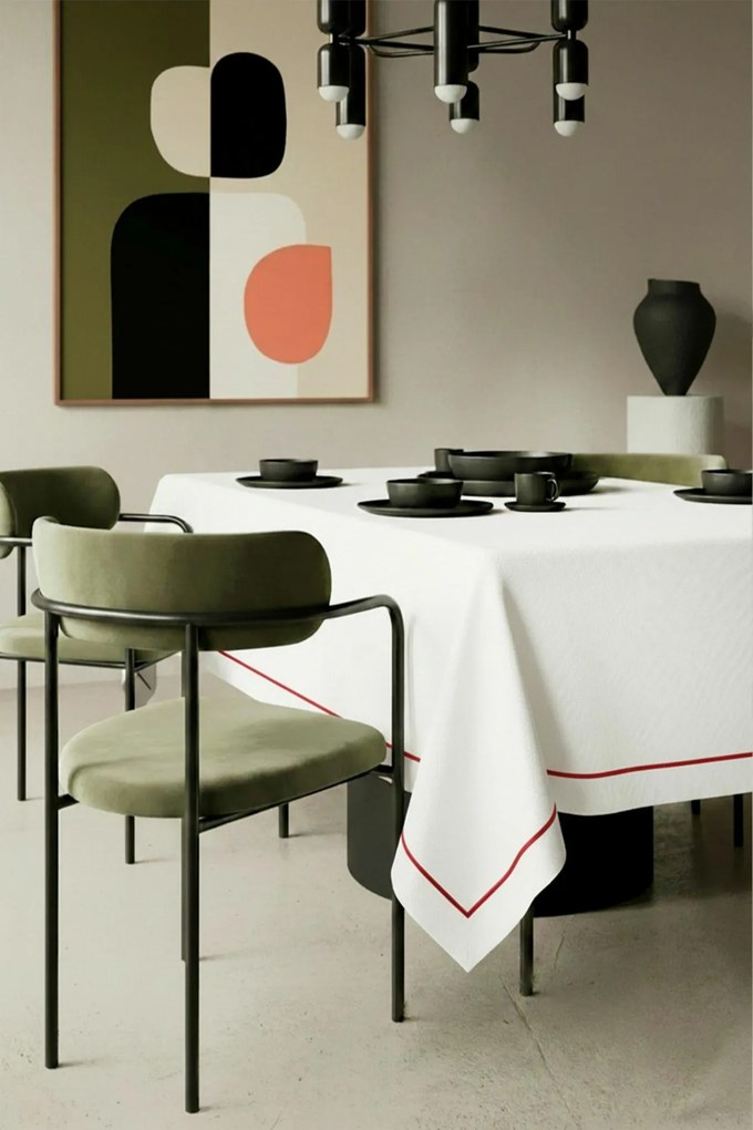 Obrus QUEEN biely s bordovou Rozmer: 140x220 cm